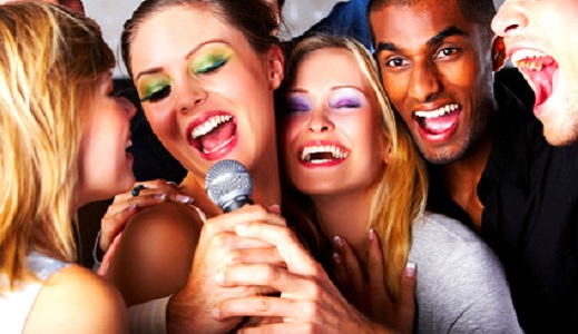 Junggesellinnenabschied in einer Karaokebar